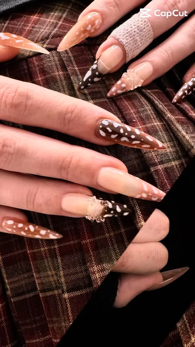 Brown deer-spot autumn nails on plaid fabric